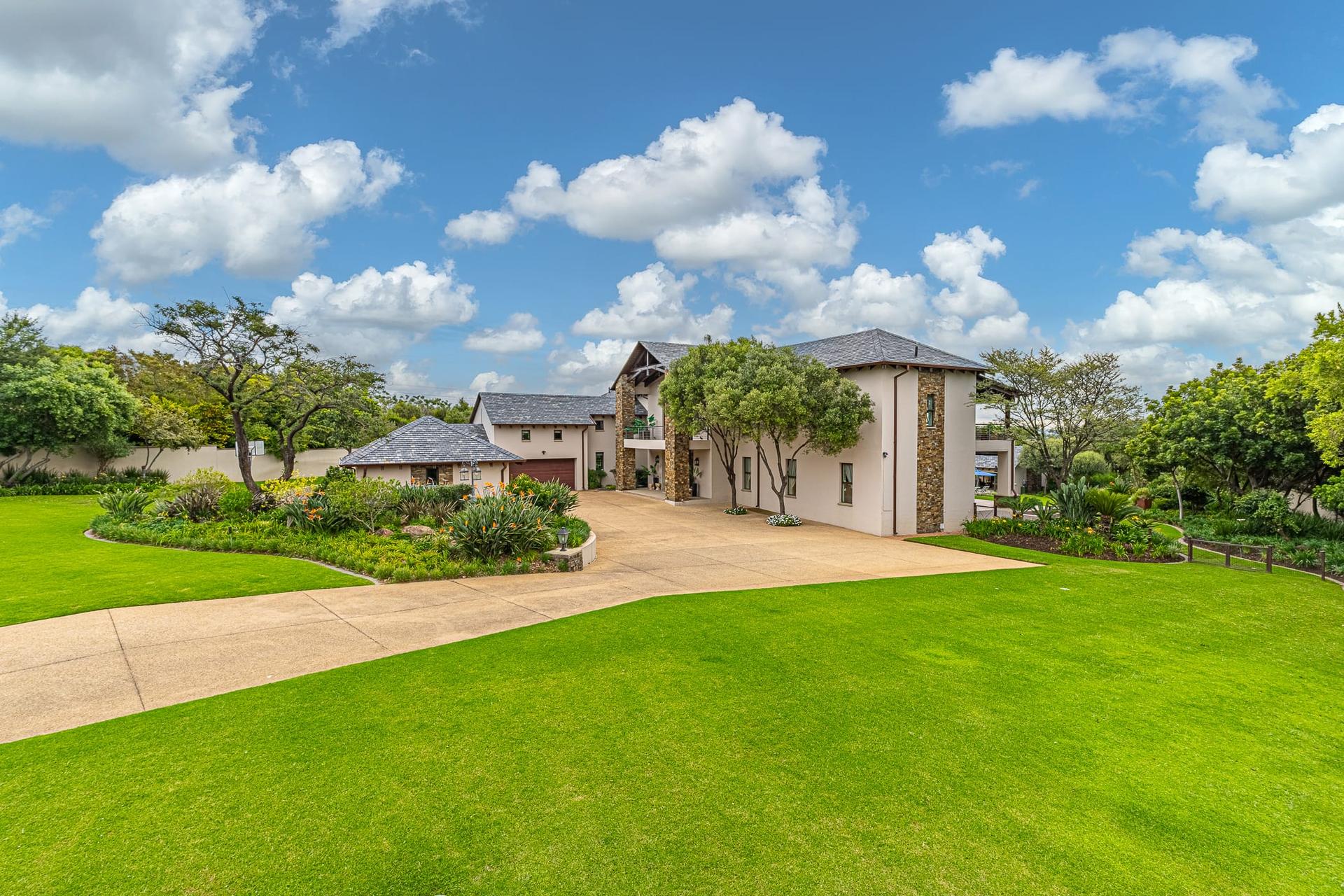 Resort-Style Entertainer’s Residence with Guest Cottage — photograph 2